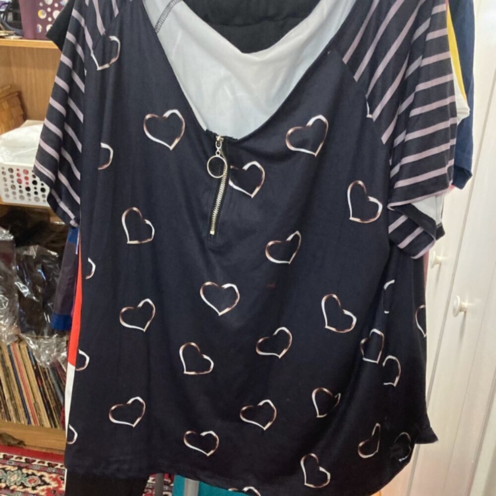 Navy top with hearts sZ 4x